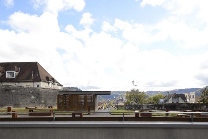 (c) Nicolas Waltefaugle - Légende : L'esplanade et le parking du fort Griffon